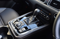 「CX-8」のトランスミッションは、全車6段AT。シフトレバーの手前に見えるのは、インフォテインメントシステムやパーキングブレーキのスイッチ類。