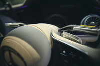 「EQS」のステアリングスポーク付近に備わるシフトパドルは、ギアチェンジ用ではなく、エネルギー回生のモード切り替えを行うスイッチ。効率のいいドライブができるか否かは、この操作にも左右される。