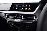 インストゥルメントパネルの中央には、高さを抑えたデザインの10.25インチモニターが配置される。