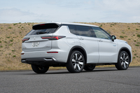 ドライブトレインは前後2モーターの4WD。最高出力はフロントが116PS、リアが136PSと後輪偏重なところが三菱のこだわり。