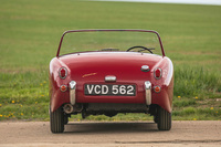 最高出力46PSの1リッター直4エンジンを搭載。ボディーサイズは全長×全幅×全高=3490×1350×1210mm。オープンモデルながら、車重は640kgと軽量に仕上げられていた。