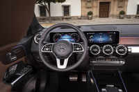 インテリアデザインは、同じFF系の「MFA2」プラットフォームを用いるモデルと共通する部分が多い。10.25インチのコックピットディスプレイと、同じく10.25インチのタッチスクリーンを並べたインストゥルメントパネルも「Aクラス」や「Bクラス」ですでに採用されているもの。