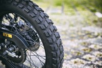 タイヤは前後とも18インチのオフロードタイプ。ブラック塗装が施されたホイールと組み合わされる。