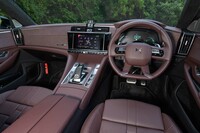 「オペラ」の内装は「アールルビィ」と名づけられたむら染めの赤茶一色で仕立てられる。