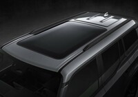 新型「レクサスGX」には、大型のサンルーフも用意される。