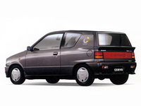 「セルボ」のリアビュー。“ウェービールック”と称した、いったん高くなった後に後端に向かって低くなるルーフラインが特徴。