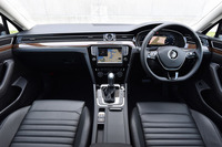 ウッドパネルやナパレザーのシートが与えられる、「TSIハイライン」のインテリア。運転席と助手席には、シートヒーターとシートベンチレーションも備わる。