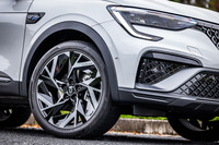 これまでの18インチから19インチにサイズアップしたタイヤ&ホイール。