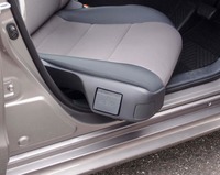 ターン&チルトした座面。車体のBピラーに干渉しないよう外側を部分的にえぐったことで、ストレスのない操作ができる。