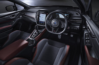 インテリアは「レヴォーグ」のデザインを踏襲。ブラック基調のインパネ加飾やレッドステッチが、スポーティーなイメージを演出している。