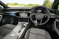 機械式のスイッチを極力排したインテリア。イグニッション・オンとともに、ただの黒いパネルに見えたデジタルメーターやタッチスクリーンが起動するさまは、非常に未来的で洗練されている。