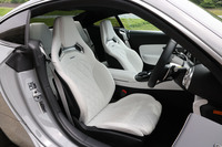 「GT63クーペ」とは異なり、「GT43クーペ」では2+2の4人乗りが標準仕様となる。後席は可倒式で、背もたれを倒せば積載容量を675リッターまで拡張できる。