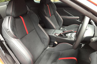 他人を乗せることがあるかもしれない通勤車では、「いや僕のクルマは2ドアクーペでリアシートが狭いんで……」はNGワード。そんなことを言っていたら、出世はとうていおぼつかない。(写真はイメージ)