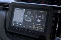 全方位モニター付きメモリーナビゲーションは22万円のメーカーオプション。スクリーンサイズは9インチで、ワイヤレスの「Apple CarPlay」にも対応している。