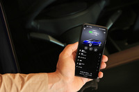 「テスラ・モデル3」では、自身のスマートフォンをクルマのキーとして使用できるほか、現在の車両状況や電池残量から導き出された走行可能距離も表示される。「新しい家電やガジェットが大好きなんです。EVはタイヤのついたスマートフォンやタブレットのようなものなんですよね」と、サッシャさん。