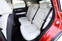 後席はリクライニング機構付き。「25T Lパッケージ」グレードでは、左右席にシートヒーターも備わる。