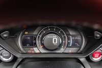 「Moduro X」のロゴが入った「S660モデューロX バージョンZ」のメーターパネル。ボタン操作で、画面の色調を白から赤に変えられる。