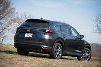 2017年9月に発表され、同年12月に発売された「マツダCX-8」。北米向けの「CX-9」と基本構造を共有する3列シートSUVで、2018年10月(発売は11月)に、2種類のガソリンエンジンの追加設定を含む一部改良を受けた。