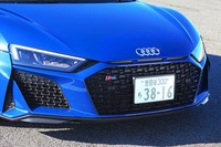 フロントフードとシングルフレームグリルとの間に、往年の「スポーツクワトロ」をイメージしたという3本のスリットが加えられた。