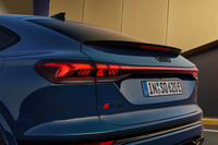 「Q6 e-tron」よりも絞り込まれ、スポーティーな印象に仕上げられたリアセクション。フラットなリアウィンドウの後端には、独立した3つ目のブレーキランプが組み込まれている。