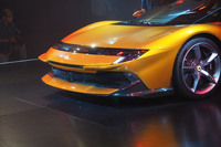 フロントフェイスは、先にデビューしたスペチアーレ「F80」に通じるデザインとされている。