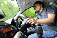 箱根のワインディングロードで「エココンタクト6」を試す筆者。今回の試走は、東京から御殿場へ向かい、小田原をまわって東京へ戻るルートで行った。