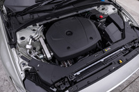 最高出力254ps、最大トルク350Nmを発生する2リッター直4ターボエンジン。8段ATと組み合わされている。