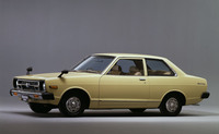 「ダットサン・サニー1200GL」。1977年に世代交代した4代目サニー(B310)の2ドアセダン。国内販売されたサニー、そして日産車としても最後の2ドアセダン。