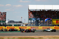 スタート直後にライコネンと接触、コース外にはじき出されたハミルトン(写真右)。(Photo=Red Bull Racing)