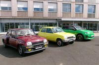 今回の発表会では、最初に足を踏み入れるエントランスで「5ターボ2」と初代「5」、そして最新BEVの「5 E-TECHエレクトリック」という3台の5(サンク)が並んで出迎えてくれた。5ターボ2は最初の5ターボのヒットに乗じて、基本性能やデザインはそのままに、各部にコストダウンを施して、さらなる量販を目指したモデルである。