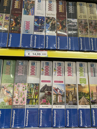 ジグソーパズルの棚。自動車図柄はポルシェだけだ。