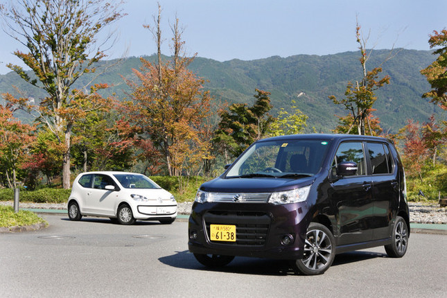 【スペック】ワゴンRスティングレー T:全長×全幅×全高=3395×1475×1660mm/ホイールベース=2425mm/車重=820kg/駆動方式=FF/0.66リッター直3DOHC12バルブターボ(64ps/6000rpm、9.7kgm/3000rpm)/価格=149万6250円(テスト車=158万250円/CDプレーヤー=2万1000円/ESP=6万3000円) (写真手前)