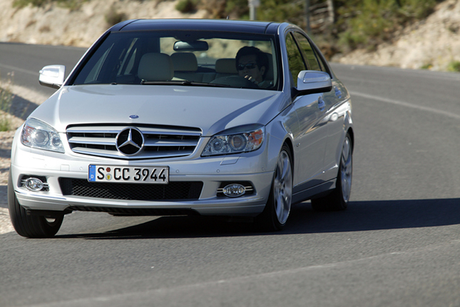 【スペック】C280アバンギャルド:全長×全幅×全高=4581×1770×1444mm/ホイールベース=2760mm/車重=1555kg/駆動方式=FR/3リッターV6DOHC24バルブ(231ps/6000rpm、30.6kgm/2500〜5000rpm)(欧州仕様)