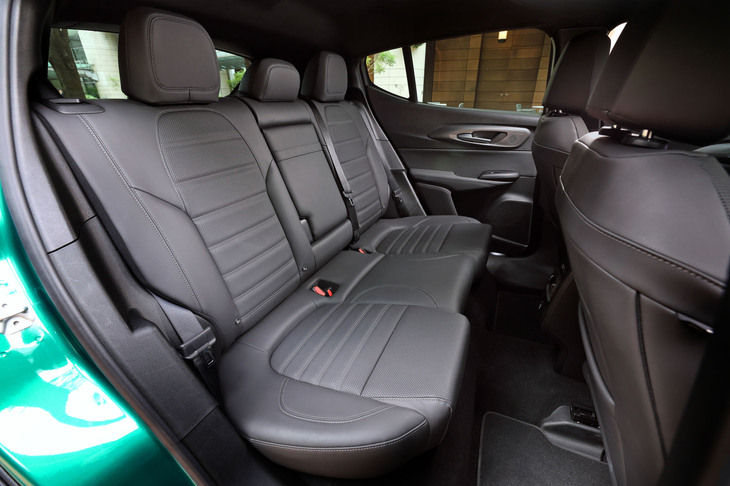 後席は3:2の分割可倒式。こちらの乗員向けにも、2口のUSB充電ポートが設けられている。