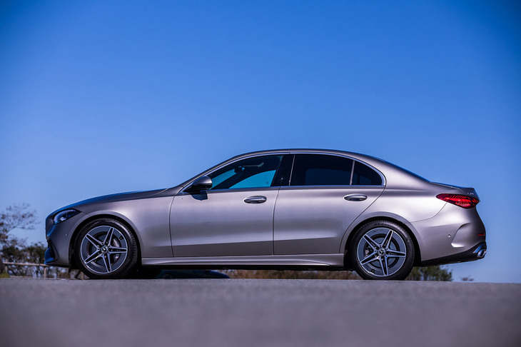 新型「Cクラス」のボディーサイズは全長×全幅×全高=4785×1820×1435mmで、ホイールベースは2865mm。先代モデルから全幅の拡大を10mmに抑えつつ、全長を65mm延ばしている。このサイズ感は3代目「Eクラス」(W211型)に相当するものだ。