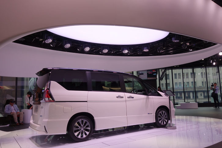 新型「セレナ」を側面から。