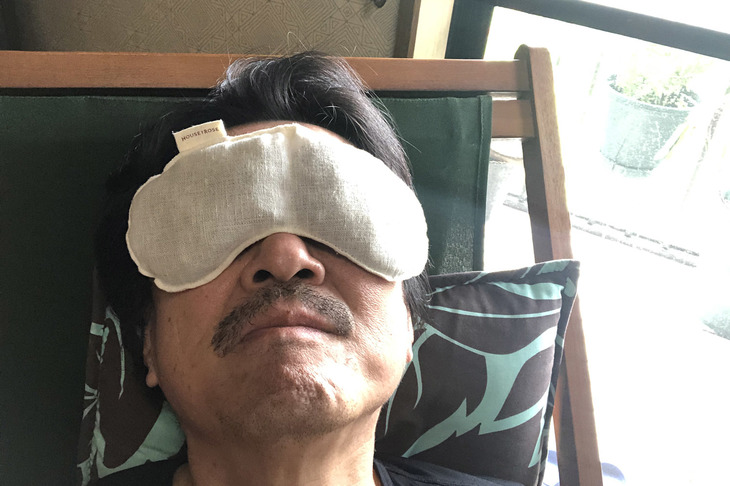 ドライアイの症状改善には、目を温めるのも有効とか。日々、電子レンジで「アイピロー」をチンして、目に当てている。気持ちいい~。