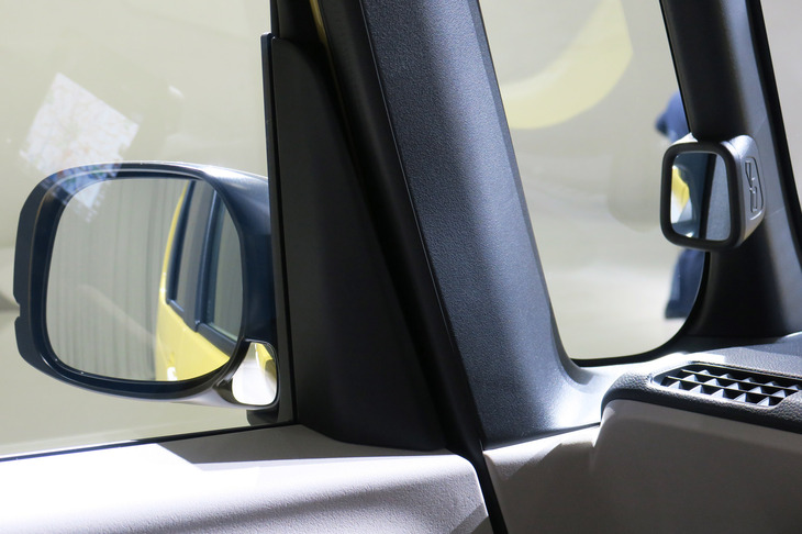 助手席側に備わる2枚の補助ミラー。ドアミラーの根元のものは車体側部の様子を、Aピラーに備わるものは、“合わせ鏡”の原理を用いて左前輪付近の様子を映す。