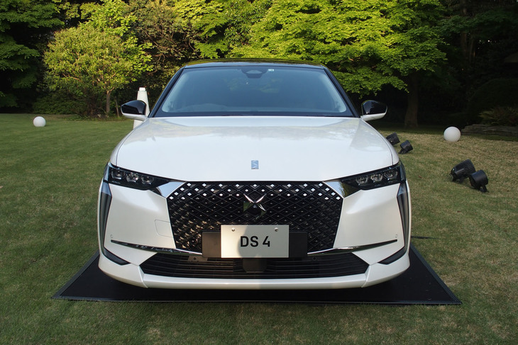 「ブランナクレ」の外板色をまとった「DS 4リヴォリPureTech」。薄型のヘッドランプ「DSマトリクスLEDビジョン」や、ダイヤモンドをモチーフにしたというシャイニーブラックのフロントグリルが目を引く。