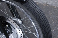 試乗車のタイヤはiRCの「GS-19」。クラシックな見た目ながら、スポーツタイヤ系のコンパウンドを混ぜることでグリップ性能を担保したオンロードバイアスタイヤだ。