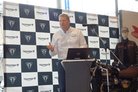 市場の状況について説明した英トライアンフの執行役員ポール・ストラウド氏。「われわれは昨年1年間で14のニューモデルを投入した。具体的には言えないが、これからもどんどんデビューさせていく用意がある」と語った。