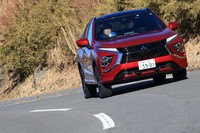 フロア下に格納される駆動用リチウムイオンバッテリーの容量は13.8kWh。モーターのみでの最大航続可能距離は57.3km、ハイブリッド燃料消費率は16.4km/リッター(いずれもWLTCモード)。