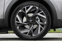 「エスプリ アルピーヌ」専用の19インチアルミホイール。全長4240mmのコンパクトSUVだけに、これが際立って大きく見える。