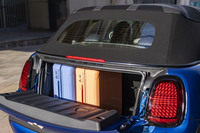 ルーフクローズ時のトランク容量は215リッター。レバー操作によってソフトトップの後端を持ち上げられるため、入り口よりも大きな荷物を積めるようになった(クローズ時のみの機能)。