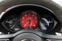 エンジン回転計を中央に据えたメーターパネル。文字盤のセンターには「GTS」のロゴも。