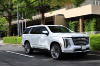 ボディーサイズは全長×全幅×全高=5400×2065×1930mm、
ホイールベース=3060mmという巨大さ。米本国にはさらに巨大な、ロングボディーの「ESV」も用意される。