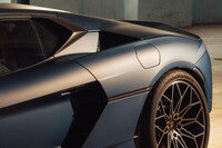 大きくラウンドしたショルダーと、フェンダーアーチやエアインテークの上端、リアスポイラーまわりやショルダーの上部を走るプレスラインの対比に注目。ボディーパネルをつまんで立てたような意匠で、ボディーにアクセントをつけるのは、いわゆる“普通のクルマ”でよく見られる手法だ。