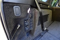 荷室の左側面には各シートを展開・格納するスイッチや荷物を積むときにリアだけ車高を上げ下げするためのスイッチなどが整然と並ぶ。