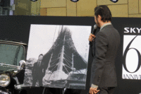 初代「スカイライン」とのタイムスリップフォトに「不思議です」と驚く浅野さん。