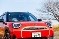 デイタイムランニングライトは4つのセクションに分かれており、点灯パターンを3種類から選べる。上と下が点灯したこれが「ジョンクーパーワークス」で、全周が点灯した上の写真が「クラシック」。ほかに上と外が光る「フェイバード」がある。